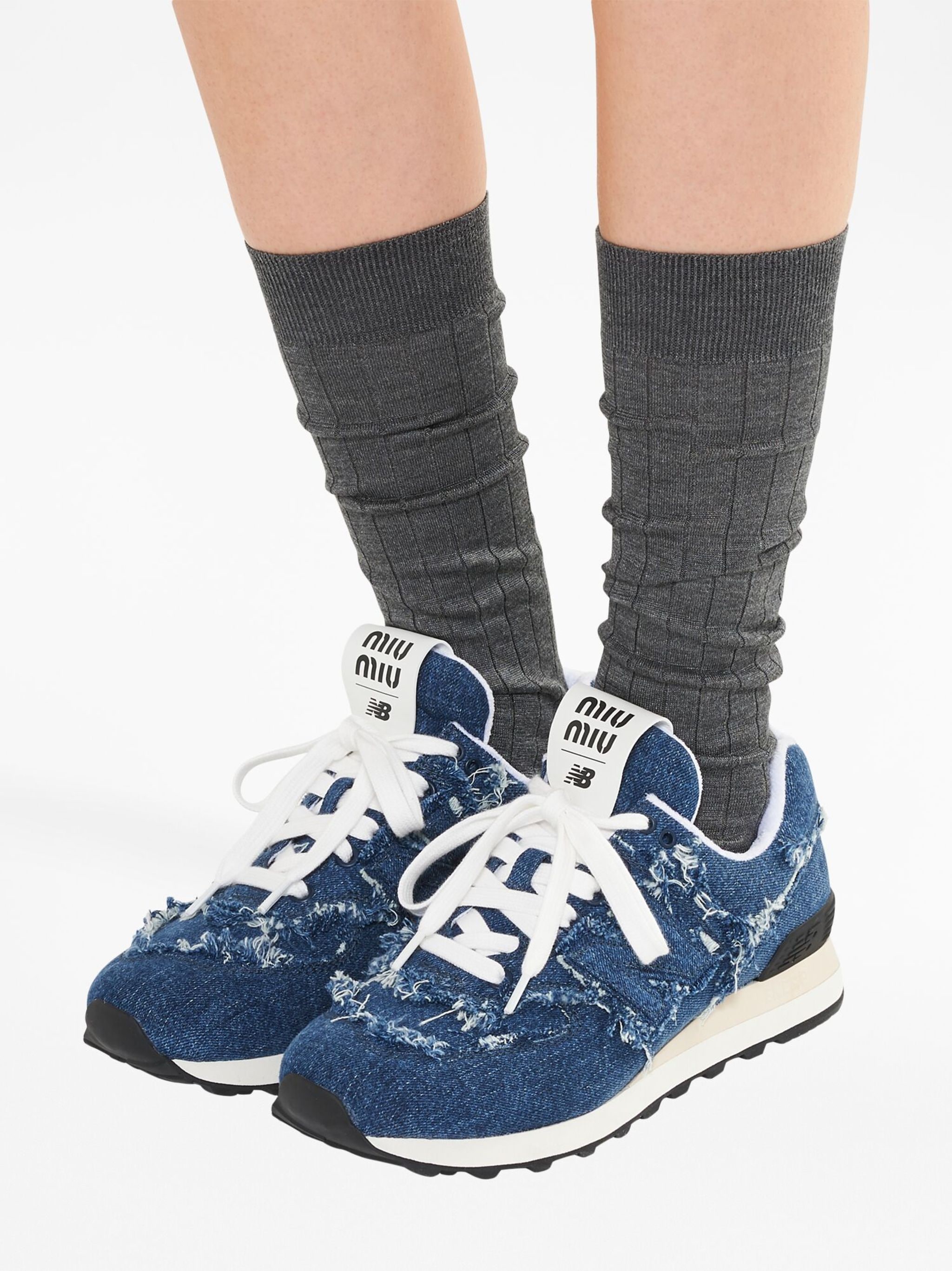 Miu Miu Miu Miu джинсовые кроссовки 574 из коллаборации с New Balance — Фото 4